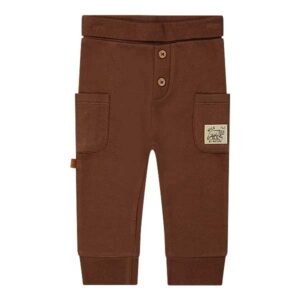 Een joggingbroekje in de kleur bruin uit de Friends in the Woods collectie van Frogs and Dogs. Een stoer broekje met zakjes en knoopjes aan de voorzijde.