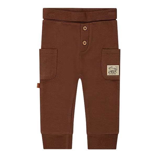 Een joggingbroekje in de kleur bruin uit de Friends in the Woods collectie van Frogs and Dogs. Een stoer broekje met zakjes en knoopjes aan de voorzijde.