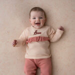 Dit leuke broekje is effen roze met 2 steekzakjes. De steekzakjes zijn afgezet met een lichtroze bies. Onder op het pijpje zit het logo van Little Robin (roodborstje) geborduurd. De pijpjes hebben een omslagrand. De tailleband is elastisch en enigszins gerimpeld.