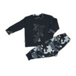 EEen stoere blauwe pyjama van het merk Fun2Wear voorzien van een een haaien print. Het broekje heeft een gevlekte print in verschillende kleuren blauw.
