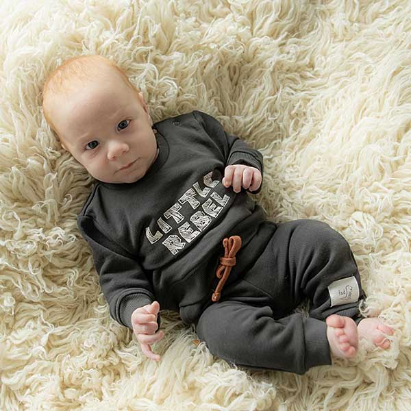 Dit stoere joggingsbroekje komt uit de Dino Park collectie van Frogs and Dogs. Het joggingsbroekje Dino Park Pants is zwart van kleur met een bruine koord. Zowel de broeksband als de boorden van de pijpjes zijn gemaakt van elastische boord. Het joggingsbroekje heeft 2 steekzakjes.