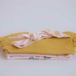 Lief en schattig roze knoophaarbandje gemaakt van katoen uit de collectie Magic Forest van Frogs and Dogs met een print in okergeel.