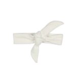 Lief en schattig witte knoophaarbandje gemaakt van zacht velours katoen uit de collectie Winter Flower van Frogs and Dogs. Geschikt voor 0-6 maanden. 