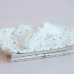 Lief en schattig witte knoophaarbandje gemaakt van zacht velours katoen uit de collectie Winter Flower van Frogs and Dogs. Geschikt voor 0-6 maanden. 