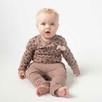 Een leuk effen joggingbroekje in de kleur taupe met een roze strik op de tailleband voor jouw kleine meid van Frogs and Dogs uit de collectie Jungle.