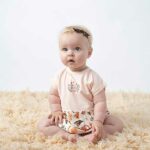 Een schattig jurkje voor jouw kleine meid uit de collectie Jungle van Frogs and Dogs. Het jurkje heeft een kleine print op de top en een bonte print aan de onderkant.