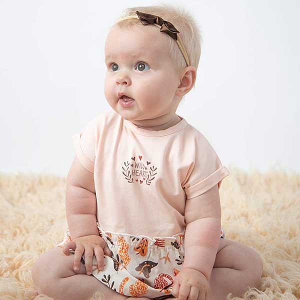Een schattig jurkje voor jouw kleine meid uit de collectie Jungle van Frogs and Dogs. Het jurkje heeft een kleine print op de top en een bonte print aan de onderkant.