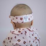 Lief en schattig roze knoophaarbandje gemaakt van katoen uit de collectie Wild about You van Frogs and Dogs met een print in aubergine & bruin.