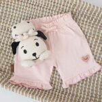 Een korte broek in de kleur roze met ruche van Frogs and Dogs uit de collectie Flower Power. Met een klein logootje op een van de pijpjes.