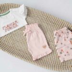 Een korte broek in de kleur roze met ruche van Frogs and Dogs uit de collectie Flower Power. Met een klein logootje op een van de pijpjes.