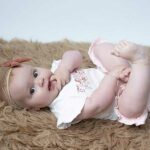 Een korte broek in de kleur roze met ruche van Frogs and Dogs uit de collectie Flower Power. Met een klein logootje op een van de pijpjes.