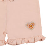 Roze baby short met sierstrikje, ruche rand en hartvormig logootje uit de Flower Power-collectie.