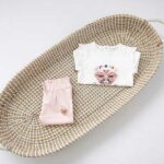 Een korte broek in de kleur roze met ruche van Frogs and Dogs uit de collectie Flower Power. Met een klein logootje op een van de pijpjes.