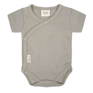 Dit mooie romper korte mouw Rib Abbey Stone komt uit de collectie van Little Indians. Het rompertje heeft een overslag en drukkertjes tussen de beentjes.