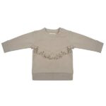Dit mooie sweater lange mouw Boho Volant Cement met volant in de kleur beige komt uit de collectie van Little Indians. Gemaakt van biologisch katoen.