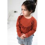 Dit mooie sweater lange mouw Boho Volant Picante met volant in de kleur roestbruin komt uit de collectie van Little Indians. Gemaakt van biologisch katoen.