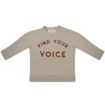 Dit mooie sweater lange mouw in de kleur beige met de tekst Find Your Voice komt uit de collectie van Little Indians. Gemaakt van biologisch katoen.
