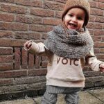 Dit mooie sweater lange mouw in de kleur beige met de tekst Find Your Voice komt uit de collectie van Little Indians. Gemaakt van biologisch katoen.