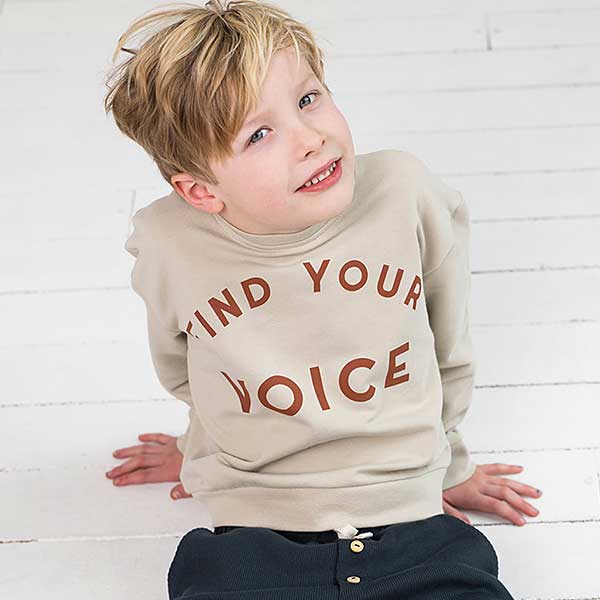 Dit mooie sweater lange mouw in de kleur beige met de tekst Find Your Voice komt uit de collectie van Little Indians. Gemaakt van biologisch katoen.