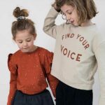 Dit mooie sweater lange mouw in de kleur beige met de tekst Find Your Voice komt uit de collectie van Little Indians. Gemaakt van biologisch katoen.