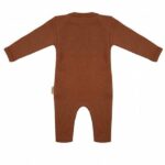 Een leuk boxpakje Amber Brown voor jouw kleintje met een weefmotief in de kleur bruin uit de collectie van Little Indians. Het boxpakje heeft geen voetjes.