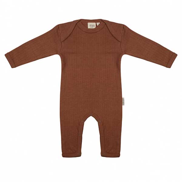 Een leuk boxpakje Amber Brown voor jouw kleintje met een weefmotief in de kleur bruin uit de collectie van Little Indians. Het boxpakje heeft geen voetjes.
