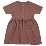 Dit schattige jurkje Burlwood komt uit de collectie van Little Indians. Het jurkje heeft aan de voorkant knoopjes. Gemaakt van biologisch katoen.