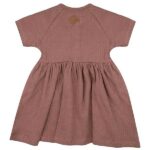 Dit schattige jurkje Burlwood komt uit de collectie van Little Indians. Het jurkje heeft aan de voorkant knoopjes. Gemaakt van biologisch katoen.