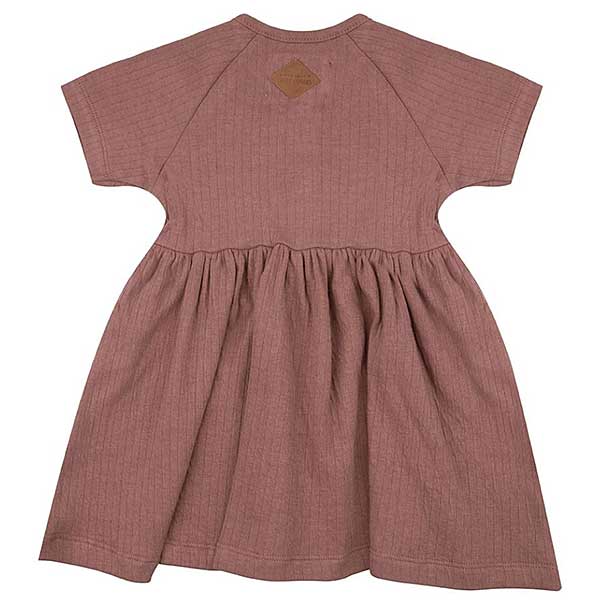 Dit schattige jurkje Burlwood komt uit de collectie van Little Indians. Het jurkje heeft aan de voorkant knoopjes. Gemaakt van biologisch katoen.