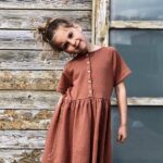 Dit schattige jurkje Burlwood komt uit de collectie van Little Indians. Het jurkje heeft aan de voorkant knoopjes. Gemaakt van biologisch katoen.