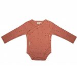 Dit mooie romper met lange mouw Dots Canyon Clay met leuke stippenprint komt uit de collectie van Little Indians. Het rompertje heeft een overslag.