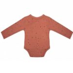 Dit mooie romper met lange mouw Dots Canyon Clay met leuke stippenprint komt uit de collectie van Little Indians. Het rompertje heeft een overslag.