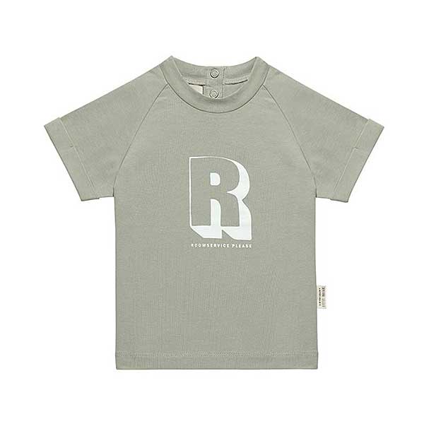 Dit stoere groene shirt met korte mouw en in het wit de tekst Roomservice. DIt shirt is van Little Indians en is een echte musthave. Het shirt is gemaakt van biologisch katoen dat zacht aanvoelt.