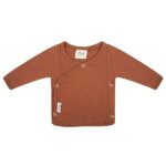 Dit mooie shirt lange mouw Amber Brown komt uit de collectie van Little Indians. Het shirtje heeft een overslagsluiting. Gemaakt van biologisch katoen.