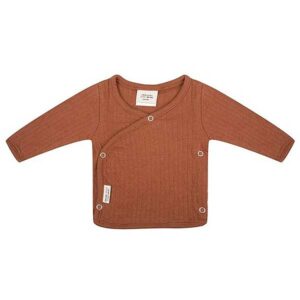 Dit mooie shirt lange mouw Amber Brown komt uit de collectie van Little Indians. Het shirtje heeft een overslagsluiting. Gemaakt van biologisch katoen.