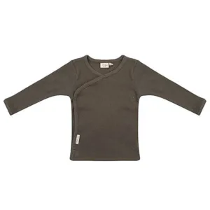 Dit mooie shirt lange mouw Rib Dusty Olive komt uit de collectie van Little Indians. Het shirtje heeft een overslagsluiting. Gemaakt van biologisch katoen.