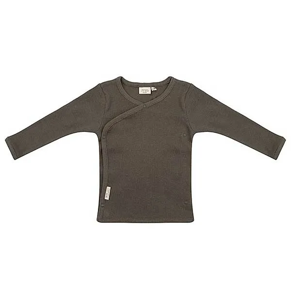 Dit mooie shirt lange mouw Rib Dusty Olive komt uit de collectie van Little Indians. Het shirtje heeft een overslagsluiting. Gemaakt van biologisch katoen.