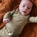 Dit mooie shirt lange mouw Sponge komt uit de collectie van Little Indians. Het shirtje heeft een overslagsluiting. Gemaakt van biologisch katoen.