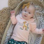 Een schattig shirt met lange mouw uit de collectie Magic Forest van Frogs and Dogs met de tekst It's Time for an Adventure met een afbeelding van een hertje.