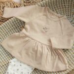 Een lieve shirt met lange mouw in de kleur beige uit de collectie Winter Flower van Frogs and Dogs met de tekst Fly for You. Shirtje heeft een leuk schootje.