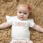 Een lieve wit shirtje met ruche mouwtjes uit de collectie Flower Power van Frogs and Dogs. Op het shirtje staat de tekst in genaaide letters: Flower Power.