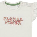 Wit babyshirtje met ruches en gestikte tekst "Flower Power", uit de Frogs and Dogs Flower Power-collectie.