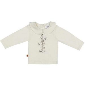 Een lieve shirtje met lange mouw uit de collectie Winter Flower van Frogs and Dogs met de tekst Love is in the Air, een boom met hartjes bladeren en 2 vogeltjes.