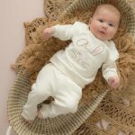 Een leuke en schattig sweater in de kleur wit uit de collectie Winter Flower - Bunny Velvet van Frogs and Dogs. Het konijntje is geborduurd.