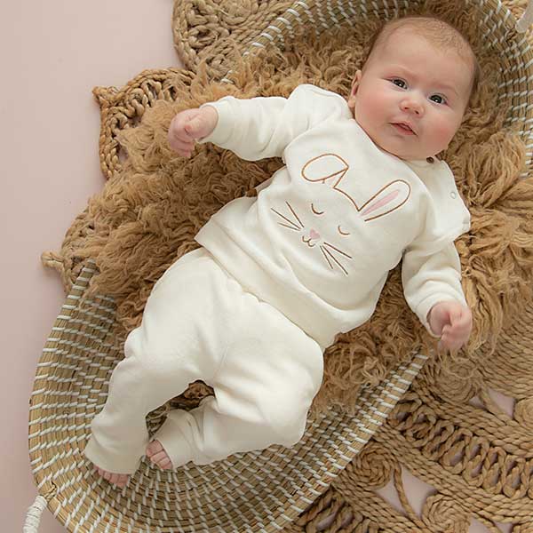 Een leuke en schattig sweater in de kleur wit uit de collectie Winter Flower - Bunny Velvet van Frogs and Dogs. Het konijntje is geborduurd.