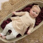 Een leuke legging in de kleur off-white van Frogs and Dogs uit de collectie Winter Flower. Het broekje is voorzien van een print van kleine bloemetjes.