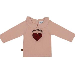 Een lieve roze shirt met lange mouw uit de collectie Wild about You van Frogs and Dogs met de tekst Big Heart en een afbeelding van een hartje op de voorzijde.