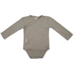 Deze mooie romper lange mouw Abby Stone komt uit de collectie van Little Indians. Het rompertje heeft een overslag en drukkertjes tussen de beentjes.