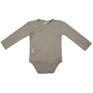 Deze mooie romper lange mouw Abby Stone komt uit de collectie van Little Indians. Het rompertje heeft een overslag en drukkertjes tussen de beentjes.