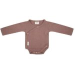 Dit mooie romper met lange mouw Burlwood komt uit de collectie van Little Indians. Het rompertje heeft een overslag en drukkertjes tussen de beentjes.